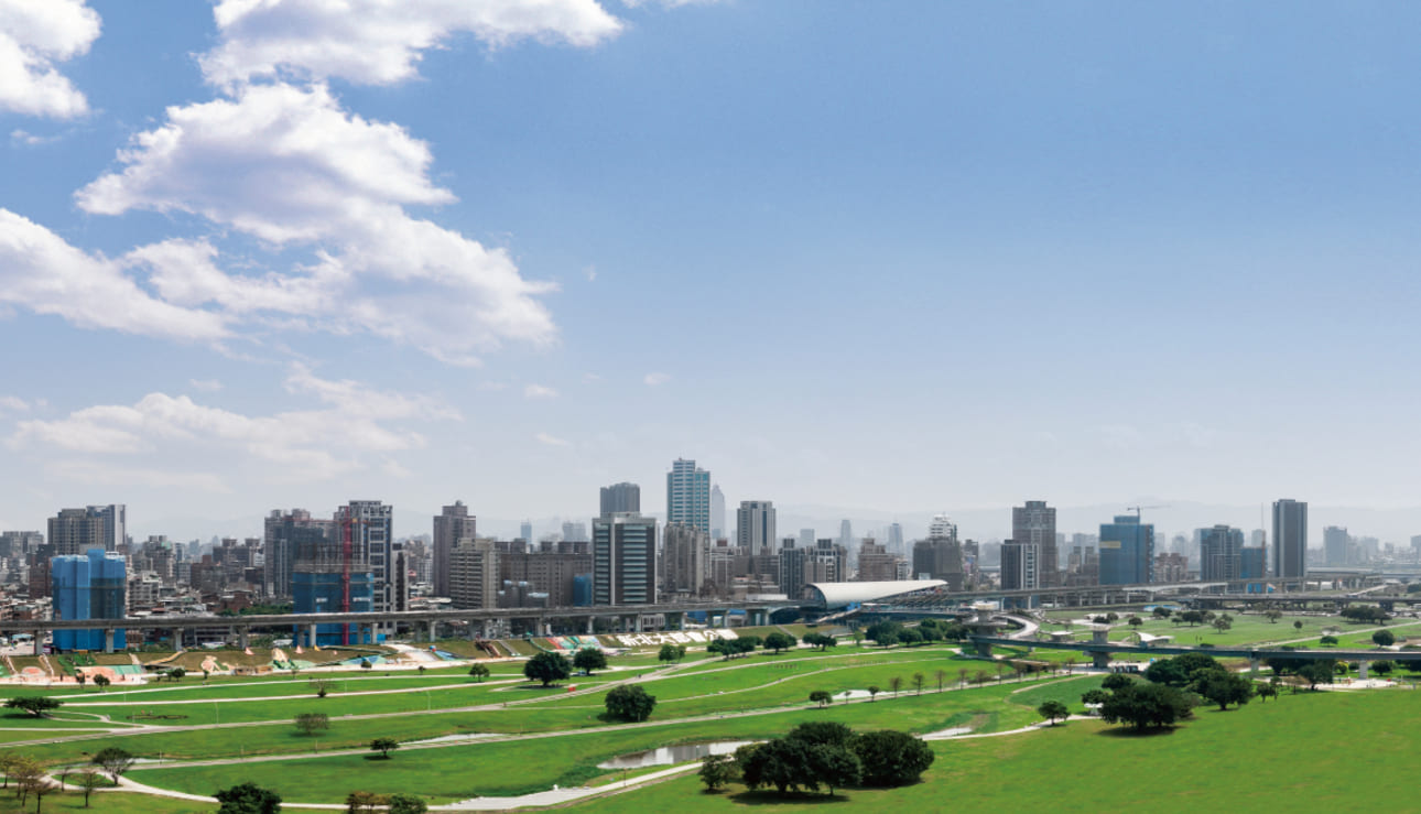 「都廳大院」有新北第二行政中心與媒體總部當鄰居，交通更是緊鄰捷運先嗇宮站，出站即到家，座落北市外圍第一環的「都廳大院」，不只複製信義計畫區、新板特區的市府進駐優勢，還多了科技園區、水岸景觀加持，每坪開價讓利6字頭，總價約1千多萬即可入手，未來又能享受增值空間，吸引不少小資族、首購族鑑賞。