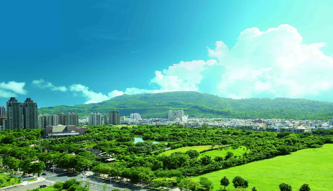 郡都與甲山林合建案預計興建地下4層，地上15層樓的住宅大樓，規劃18戶店面，戶數504戶，格局為2-4房產品，社區有2000坪日系水景庭園空間；7大飯店級休閒設施、30米迎賓車道等，展現豪宅排場氣勢，最快2月底取得建照，第3季公開銷售。